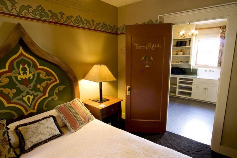 Mcmenamins Old St. Francis School Hotel 3*